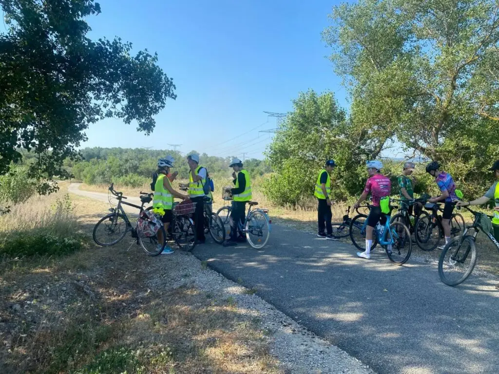 Elèves du lycée alternatif à vélo dans le cadre d'un projet autour de la nature