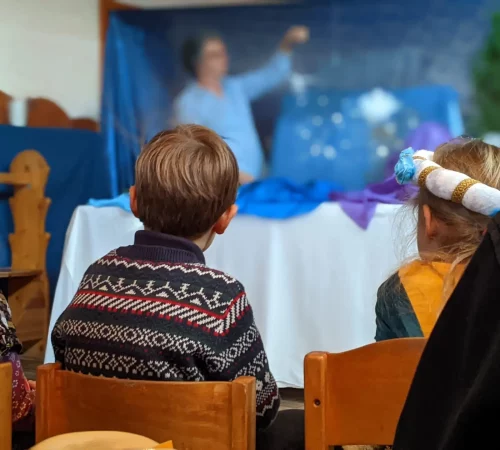 Enfants regardant un créateur du marché de Noël